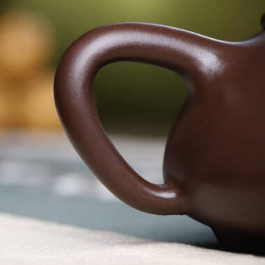 Full Handmade Yixing Zisha Teapot [Niu Gai Shi Piao Pot] (Lao Zi Ni – 260ml)