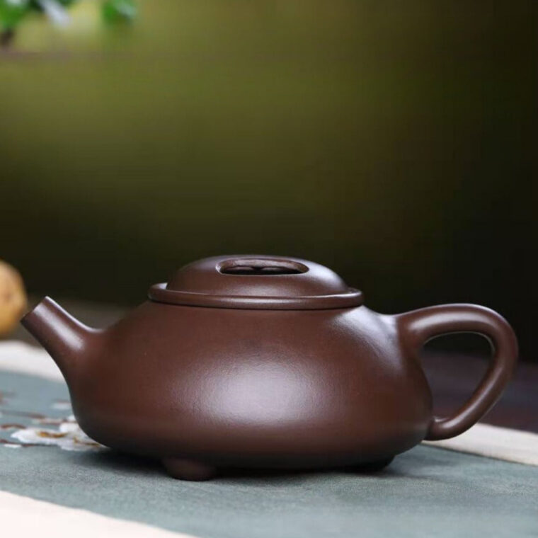 Full Handmade Yixing Zisha Teapot [Niu Gai Shi Piao Pot] (Lao Zi Ni – 260ml)