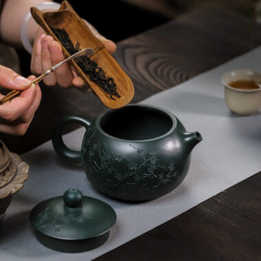 Full Handmade Yixing Zisha Teapot [Big Plum Blossom Xishi Pot] (Feicui Lu Ni – 470ml)