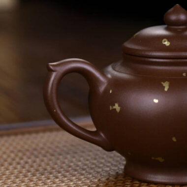 Full Handmade Yixing Zisha Teapot [Sprinkle Gold Xiao Ying Pot] (Zi Ni – 260ml)