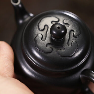 Full Handmade Yixing Zisha Teapot [Dabin Ruyi Pot] (Hei Ni – 210ml)