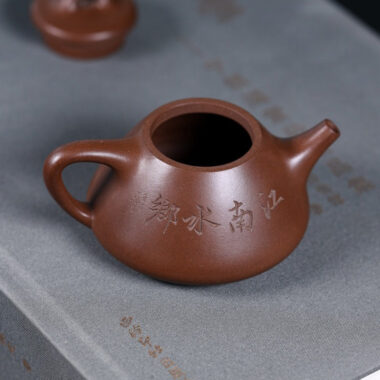 Full Handmade Yixing Zisha Teapot [Jiangnan Ziye Shi Piao] (Lao Zi Ni – 120ml)