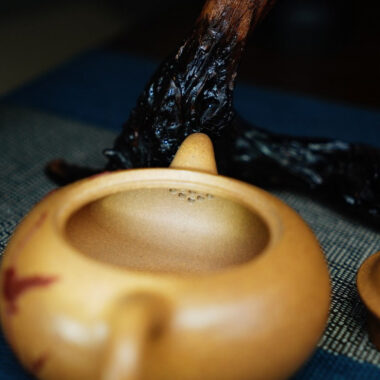 Full Handmade Yixing Zisha Teapot [Lotus Yuan Zhu Pot] (Wucai Lao Duan Ni – 220ml)