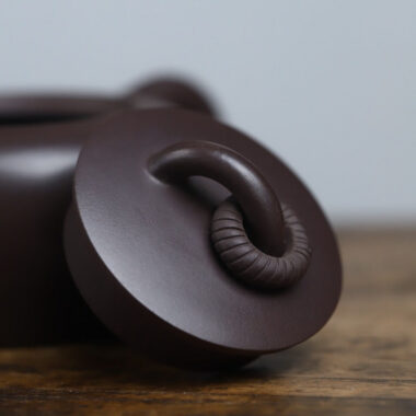 Full Handmade Yixing Zisha Teapot [Single Ring Flat Round Pot] (Lao Zi Ni – 200ml)