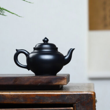 Full Handmade Yixing Zisha Teapot [Xiao Ying Pot] (Hei Ni – 280ml)