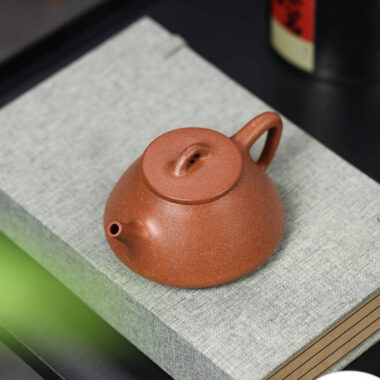 Full Handmade Yixing Zisha Teapot [Ziye Shi Piao Pot] (Jiang Po Ni – 220ml)