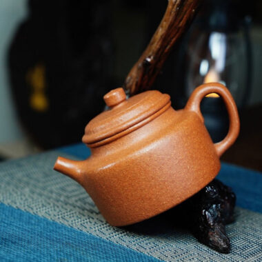 Full Handmade Yixing Zisha Teapot [Dezhong Pot] (Jiang Po Ni – 180ml)
