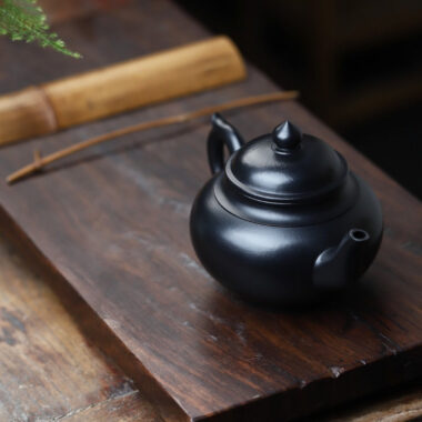 Full Handmade Yixing Zisha Teapot [Xiao Ying Pot] (Hei Ni – 280ml)