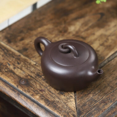 Full Handmade Yixing Zisha Teapot [Single Ring Flat Round Pot] (Lao Zi Ni – 200ml)