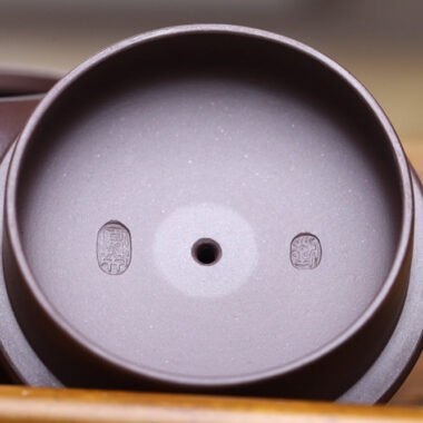 Full Handmade Yixing Zisha Teapot [Jingzhou Shi Piao Pot] (Lao Zi Ni – 240ml)
