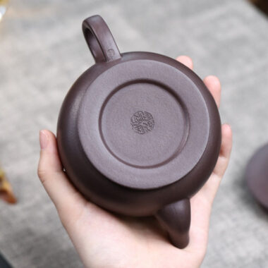 Full Handmade Yixing Zisha Teapot [Dayun Hanwa Pot] (Lao Zi Ni – 250ml)