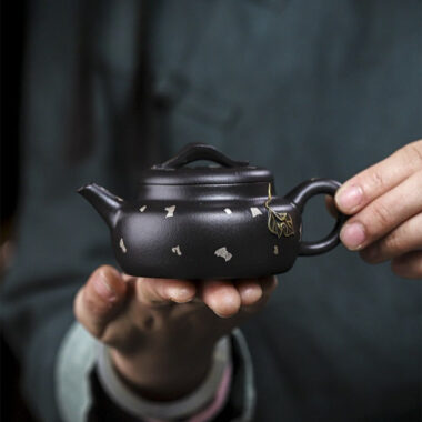 Full Handmade Yixing Zisha Teapot [Jin Zhi Yuye] (Hei Luo Lan – 150ml)