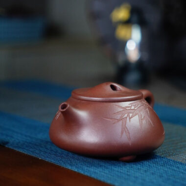 Full Handmade Yixing Zisha Teapot [Jingzhou Shi Piao Pot – Qingfeng Zhu Ying] (Zi Ni – 260ml)