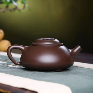 Full Handmade Yixing Zisha Teapot [Niu Gai Shi Piao Pot] (Lao Zi Ni – 260ml)