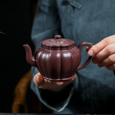 Full Handmade Yixing Zisha Teapot [Jinwen Gongdeng] (Zi Ni – 250ml)