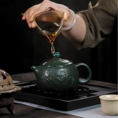 Full Handmade Yixing Zisha Teapot [Big Plum Blossom Xishi Pot] (Feicui Lu Ni – 470ml)