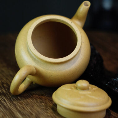 Full Handmade Yixing Zisha Teapot [Dabin Ruyi] (Bensan Lu Ni  – 200ml)