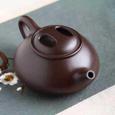 Full Handmade Yixing Zisha Teapot [Niu Gai Shi Piao Pot] (Lao Zi Ni – 260ml)