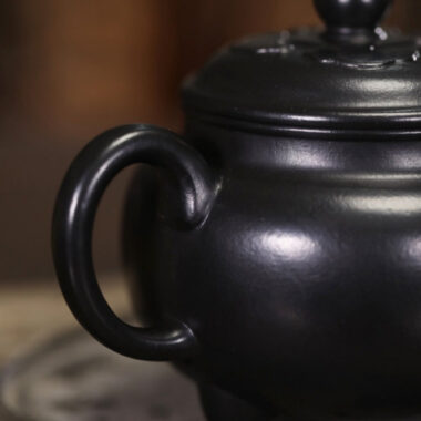Full Handmade Yixing Zisha Teapot [Dabin Ruyi Pot] (Hei Ni – 210ml)