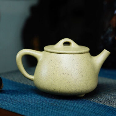 Full Handmade Yixing Zisha Teapot [Gao Shi Piao Pot] (Benson Lu Ni – 190ml)