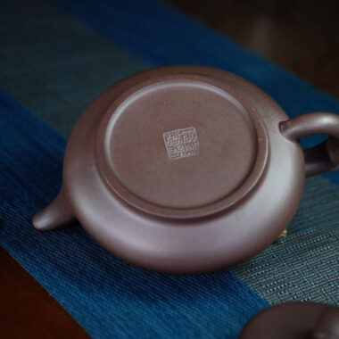 Full Handmade Yixing Zisha Teapot [Smooth & Fine Pot] (Zi Ni – 350ml)