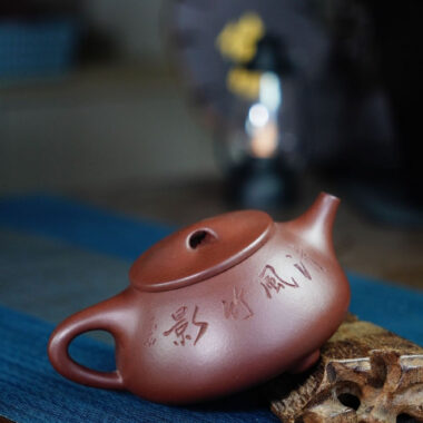 Full Handmade Yixing Zisha Teapot [Jingzhou Shi Piao Pot – Qingfeng Zhu Ying] (Zi Ni – 260ml)