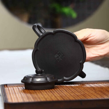 Full Handmade Yixing Zisha Teapot [Golden Half Moon Pot] (Shi Huang – 280ml)