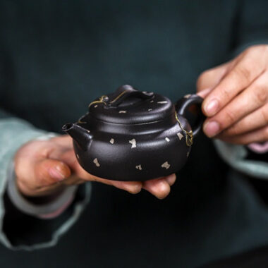 Full Handmade Yixing Zisha Teapot [Jin Zhi Yuye] (Hei Luo Lan – 150ml)