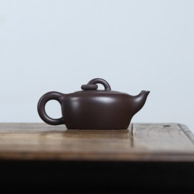 Full Handmade Yixing Zisha Teapot [Single Ring Flat Round Pot] (Lao Zi Ni – 200ml)