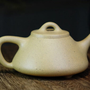 Full Handmade Yixing Zisha Teapot [Ziye Shi Piao Pot] (Bensan Lu Ni – 260ml)