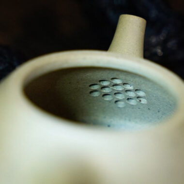 Full Handmade Yixing Zisha Teapot [Ziye Shi Piao Pot] (Bensan Lu Ni – 260ml)