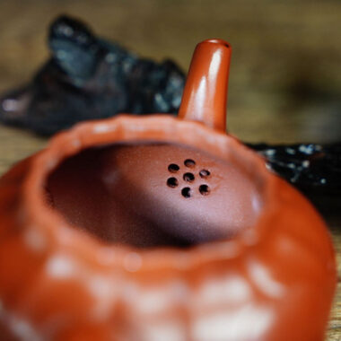 Full Handmade Yixing Zisha Teapot [Ruyi Gong Deng Pot] (Zhu Ni – 170ml)