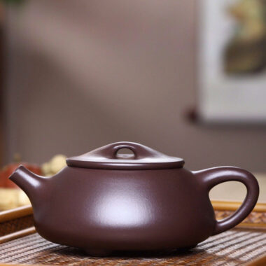 Full Handmade Yixing Zisha Teapot [Jingzhou Shi Piao Pot] (Lao Zi Ni – 240ml)