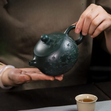 Full Handmade Yixing Zisha Teapot [Big Plum Blossom Xishi Pot] (Feicui Lu Ni – 470ml)