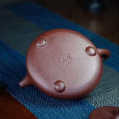 Full Handmade Yixing Zisha Teapot [Jingzhou Shi Piao Pot – Ningjing Zhi Yuan] (Zi Ni – 400ml)