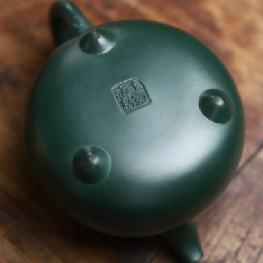 Full Handmade Yixing Zisha Teapot [Sanzu Ruding Pot] (Lu Ni – 180ml)