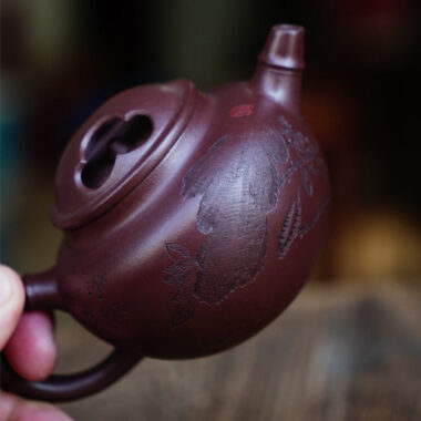 Full Handmade Yixing Zisha Teapot [Niu Gai Pot] (Zi Ni – 170ml)