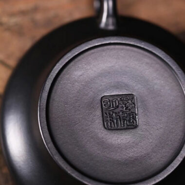 Full Handmade Yixing Zisha Teapot [Xu Bian Pot] (Hei Ni – 200ml)