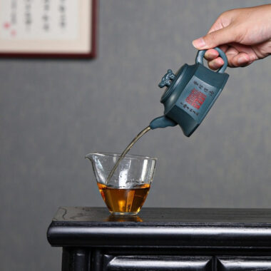 Yixing Zisha Teapot [The Dragon] (Tian Qing Ni – 220ml)