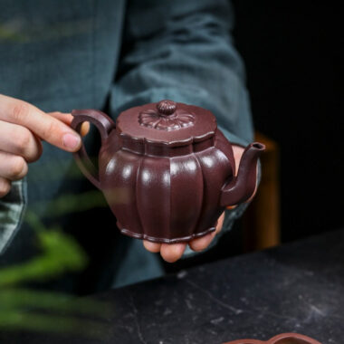 Full Handmade Yixing Zisha Teapot [Jinwen Gongdeng] (Zi Ni – 250ml)