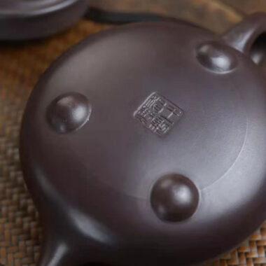 Full Handmade Yixing Zisha Teapot [Niu Gai Shi Piao Pot] (Lao Zi Ni – 250/420ml)