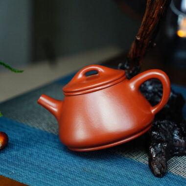 Full Handmade Yixing Zisha Teapot [Gao Shi Piao Pot] (Dahongpao – 200ml)