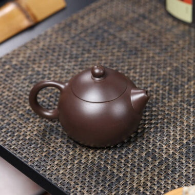 Full Handmade Yixing Zisha Teapot [Xishi Pot] (Lao Zi Ni – 200ml)
