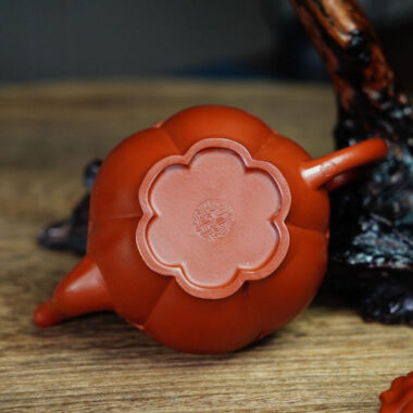 Full Handmade Yixing Zisha Teapot [Ruyi Gong Deng Pot] (Zhu Ni – 170ml)