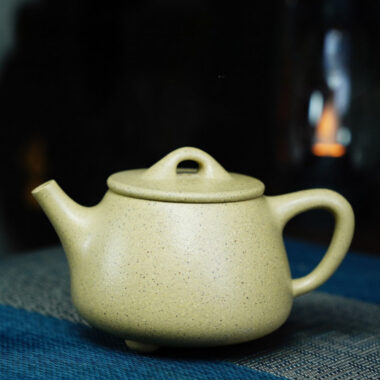 Full Handmade Yixing Zisha Teapot [Gao Shi Piao Pot] (Benson Lu Ni – 190ml)