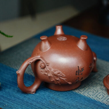 Full Handmade Yixing Zisha Teapot [Sanzu Dingli Pot] (Di Cao Qing – 290ml)