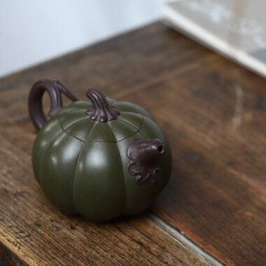 Full Handmade Yixing Zisha Teapot [Bi-color Pumpkin Pot] (Lu Ni/Zi Ni – 260ml)