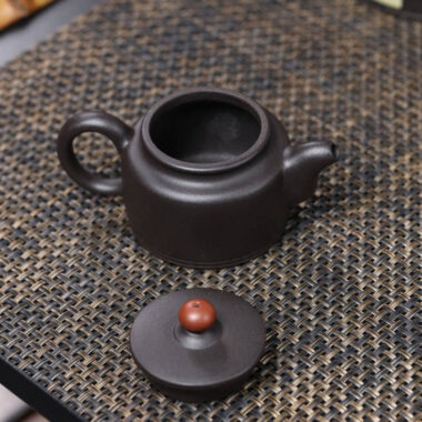 Full Handmade Yixing Zisha Teapot [Good Luck & Fortune] (Hei Ni – 140ml)