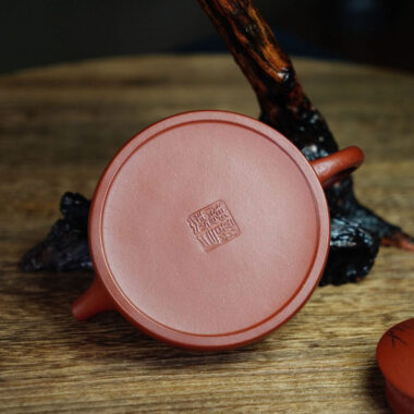 Full Handmade Yixing Zisha Teapot [Half Moon Pot] (Zhu Ni – 200ml)