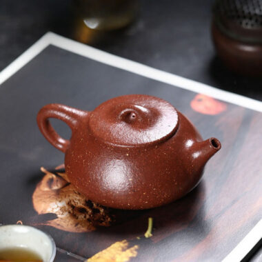 Full Handmade Yixing Zisha Teapot [Jingzhou Shi Piao] (Tao Hua Ni – 300ml)